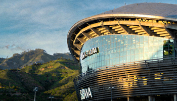 BBVA体育场现代建筑外观与周边山景